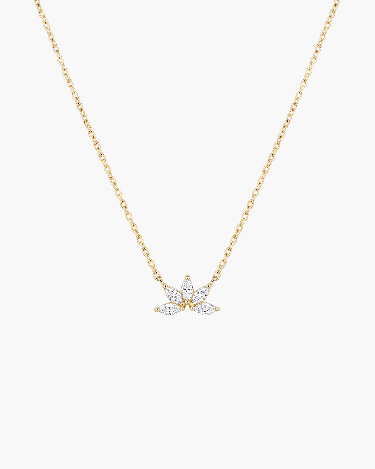 Collar Lotus, colgante en forma de loto con cinco piedras transparentes en talla marquesa engastadas en tono dorado, en cadena fina