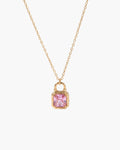Collar Mila, colgante de candado en tono dorado con una piedra cuadrada rosa, en cadena fina de eslabones