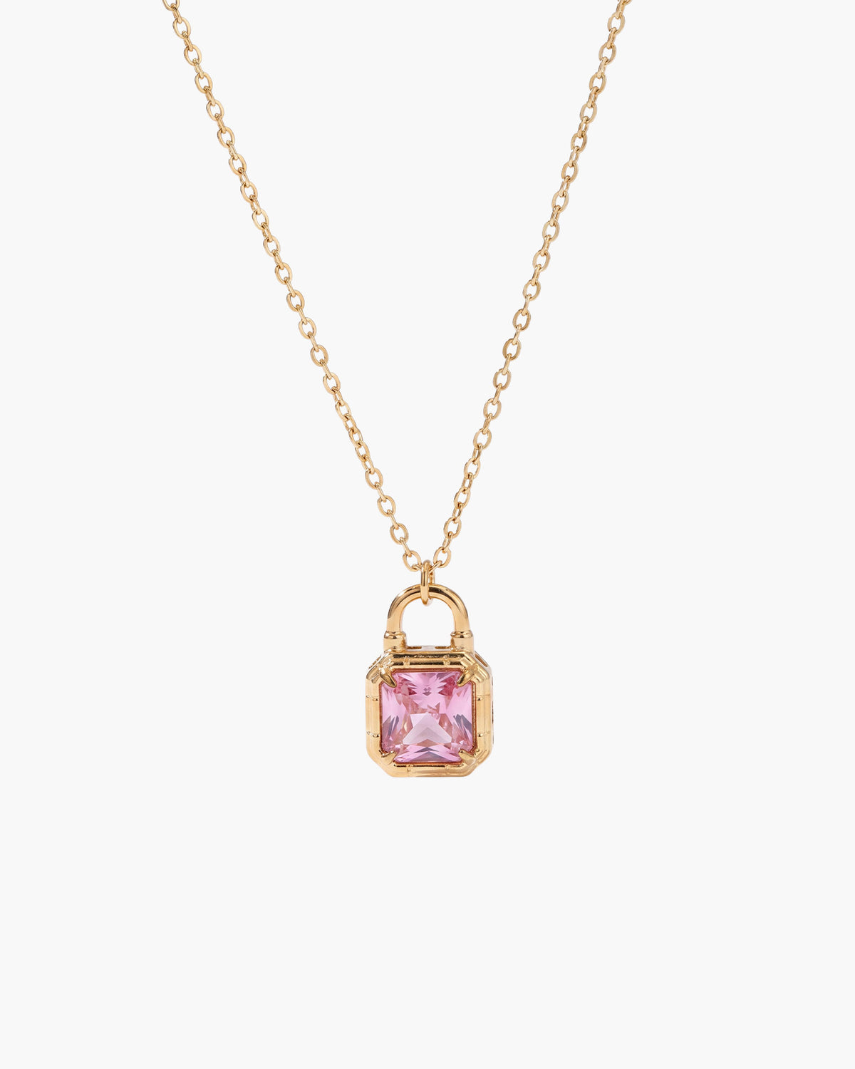 Collar Mila, colgante de candado en tono dorado con una piedra cuadrada rosa, en cadena fina de eslabones