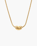 Collar Nova, colgante pulido en forma de grano en tono dorado en una cadena snake redonda, sobre fondo blanco