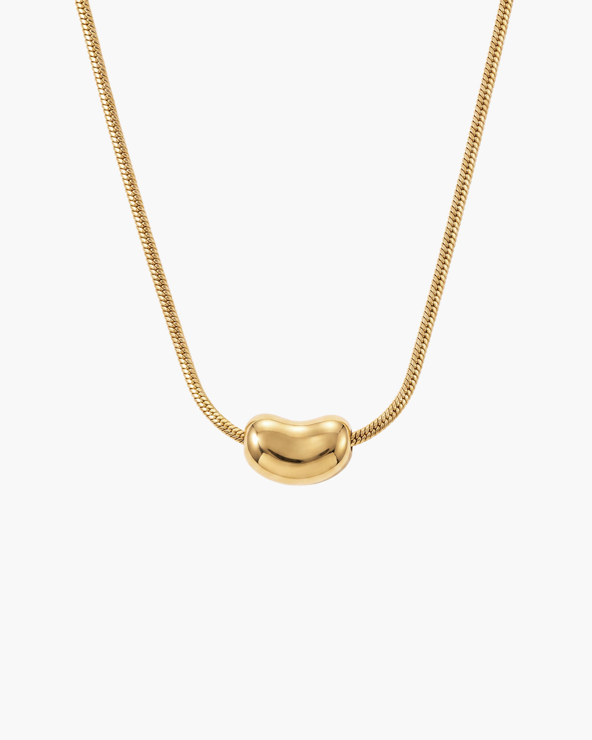 Collar Nova, colgante pulido en forma de grano en tono dorado en una cadena snake redonda, sobre fondo blanco