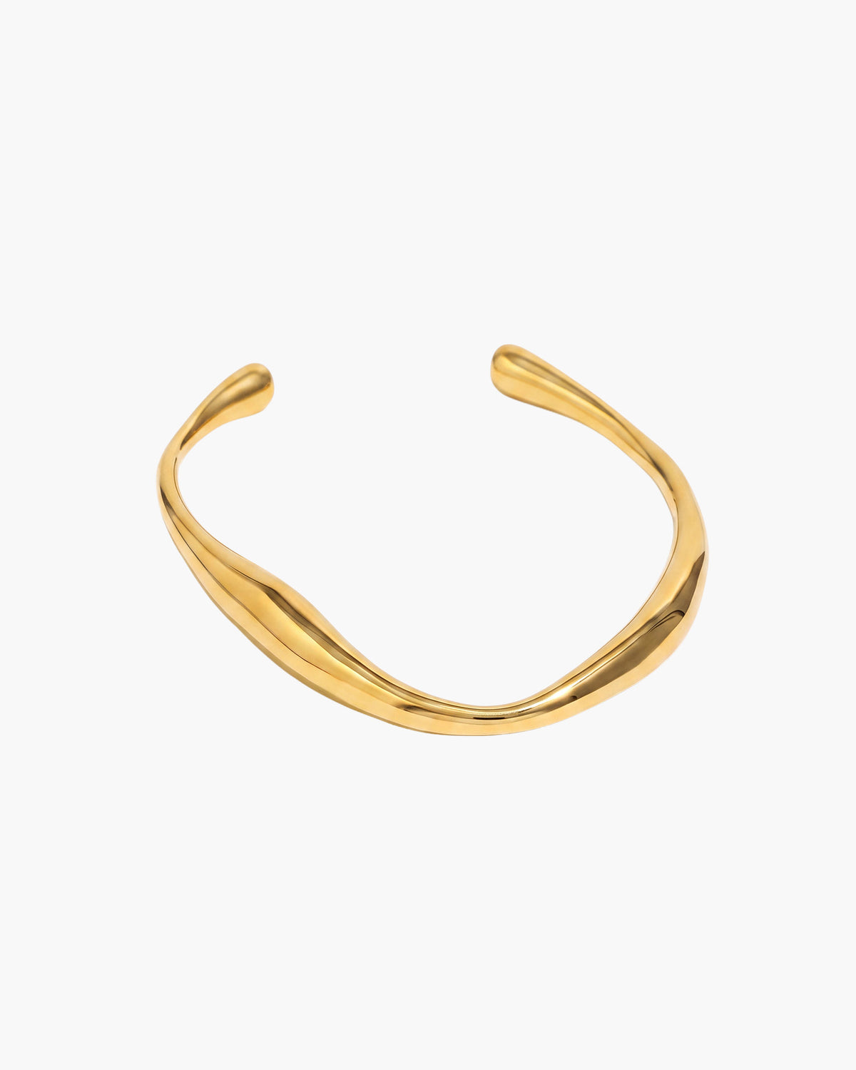 Brazalete Onda, brazalete abierto en tono dorado con forma ondulada y esculpida y acabado pulido, sobre fondo blanco