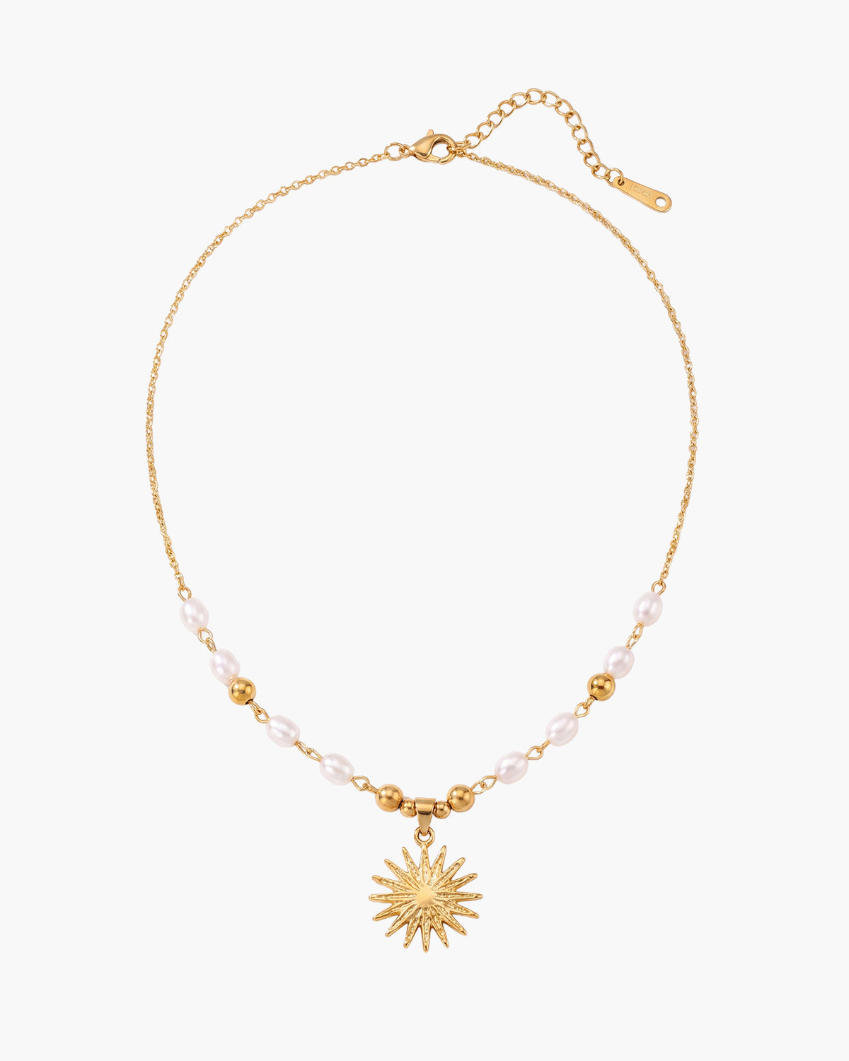 Collar de perlas Sira, colgante de sol dorado en una cadena con perlas blancas y cuentas doradas, con la cadena de extensión a la vista
