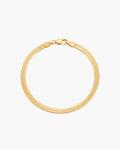 Pulsera Viviana Snake, cadena plana de espiga en tono dorado con cierre de mosquetón, extendida sobre fondo blanco