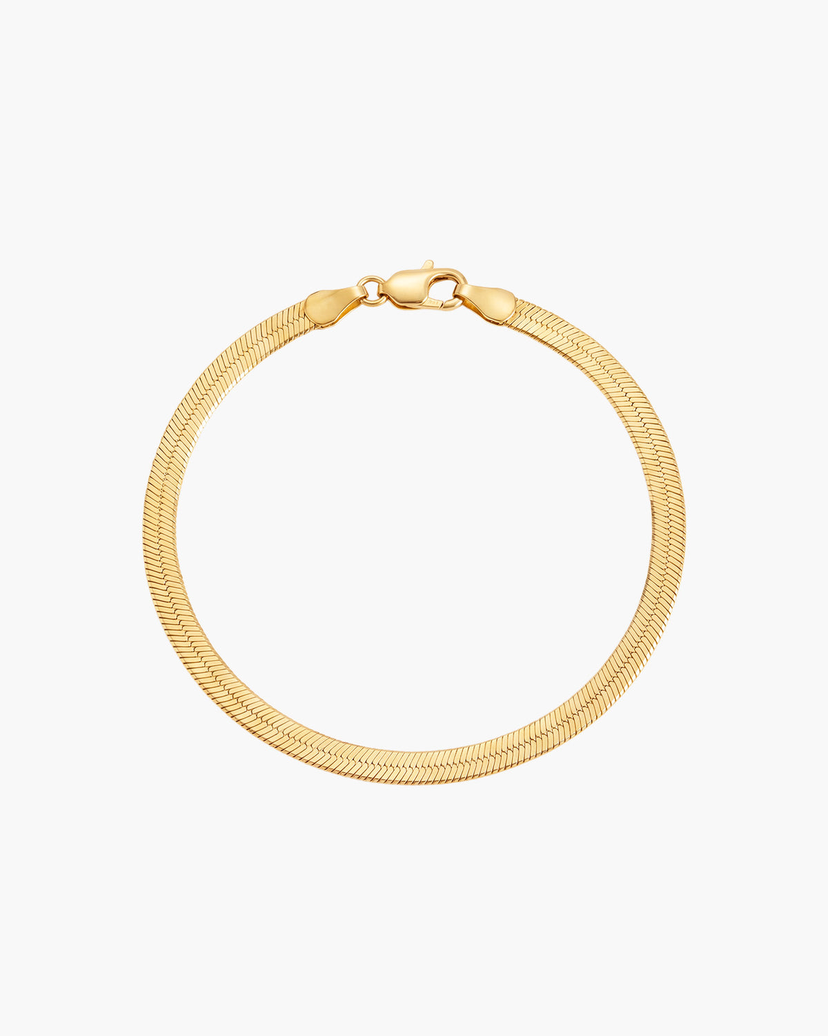 Pulsera Viviana Snake, cadena plana de espiga en tono dorado con cierre de mosquetón, extendida sobre fondo blanco