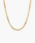 Collar Viviana Snake, cadena snake plana de espiga en tono dorado, vista frontal sobre fondo blanco